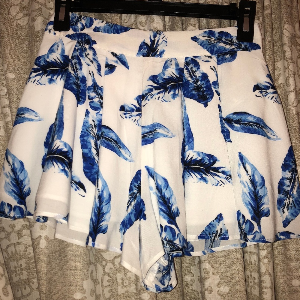 FOREVER 21 WOMENS LEAF PRINT FLOWY SHORT IVORY